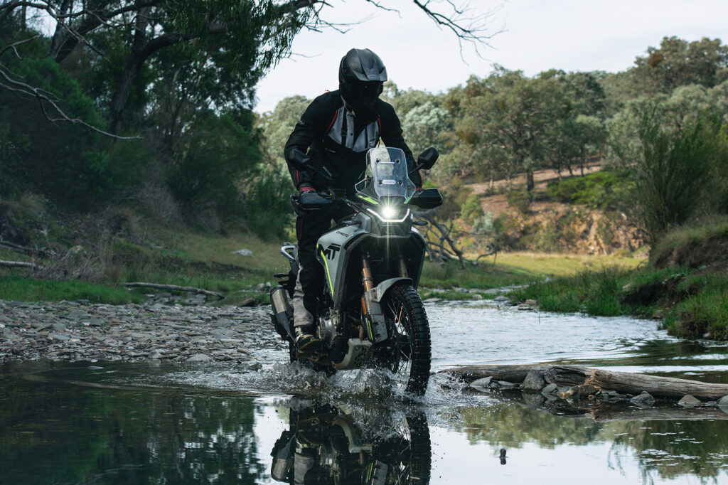 450mt-my24-gal1-b-1024x682